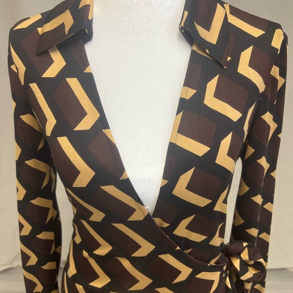 Diane Von Furstenberg Women's Wrap Dress Black Gold Geometric Silk Sz 4 - Picture 3 of 9